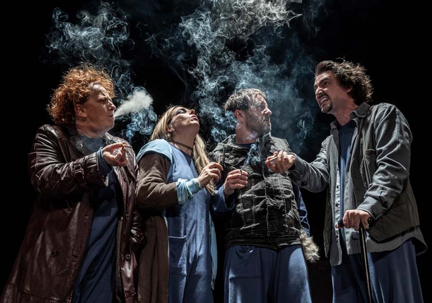Quatre persones fumant en l'escenari